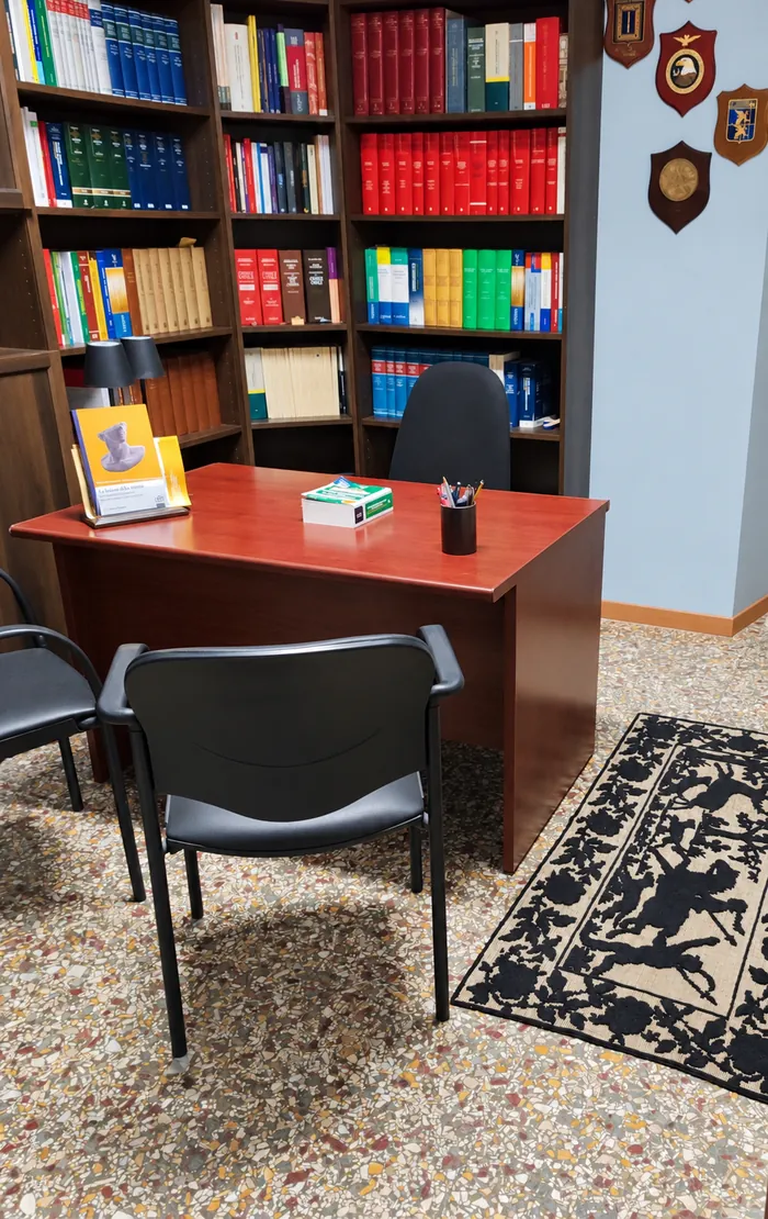 Un ufficio dello studio con la libreria dei codici